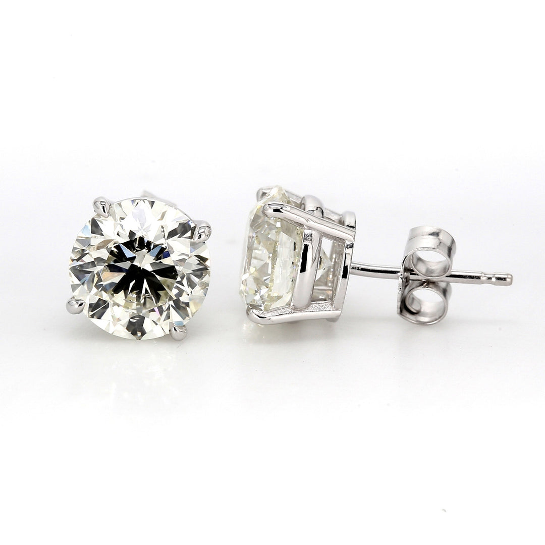 Push back stud earrings with 4-prong set round diamonds.  D0.81ct.t.w.