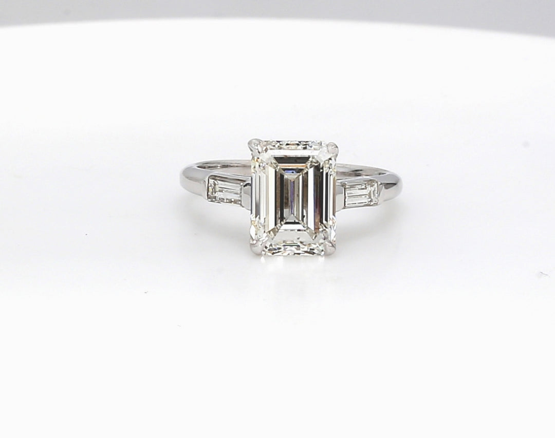 3-stone semi-mount in 18K WG with straight baguette diamond sides.  D0.36ct.t.w.